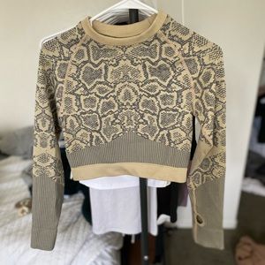 Super cute long sleeve workout top NEED SOLD TODAY